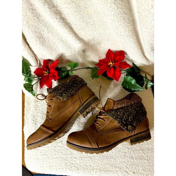 SOLD Women's Combat Style Lace Up Ankle Bootie, Tan, Size 10 - Picture 3 of 7